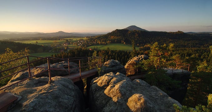 Vyhlídková plošina na Šaunštějně - https://commons.wikimedia.org/wiki/File:%C5%A0aun%C5%A1tejn_-_Loupe%C5%BEnick%C3%BD_hrad_-_1.jpg