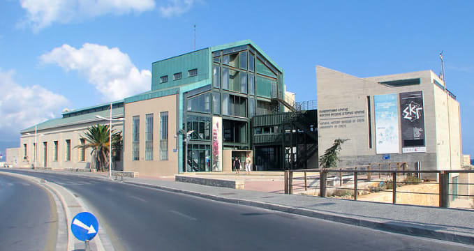 Přírodní muzeum v Herakleionu - https://commons.wikimedia.org/wiki/File:Natural_History_Museum_of_Crete_Bldg.jpg?uselang=cs