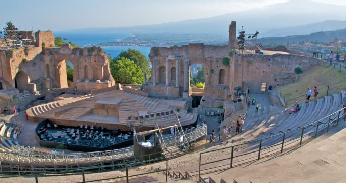 Řecké divadlo Teatro Greco  - https://www.flickr.com/photos/luca_volpi/6098992475/