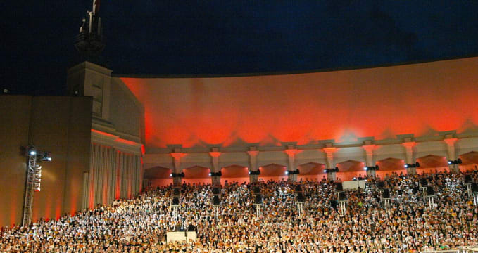 Svátky písní, Riga, závěrečný koncert - https://en.wikipedia.org/wiki/Latvian_Song_and_Dance_Festival#/media/File:Latvian_song_festival_by_Dainis_Matisons,_2008-2.jpg