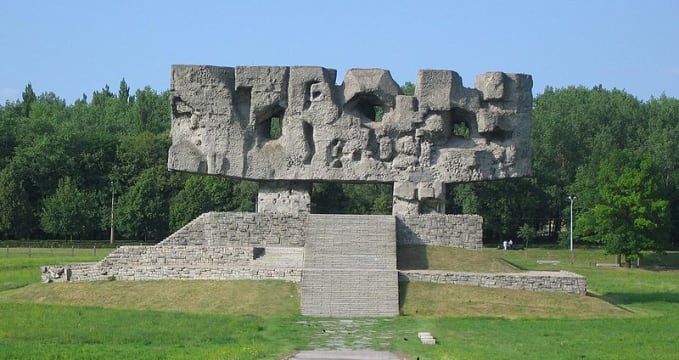 Majdanek - https://cs.wikipedia.org/wiki/Soubor:Majdanek_pomnik.jpg