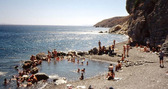 Pláž Embros  - https://commons.wikimedia.org/wiki/File:Therme7.jpg 