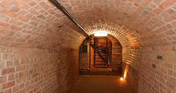 Řešovské podzemí - https://pl.wikipedia.org/wiki/Plik:Rzesz%C3%B3w_podiemia_7p.jpg