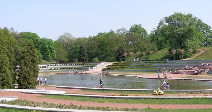 park cytadela POznaň - https://commons.wikimedia.org/wiki/File:Poznan_Cytadela_rosarium_2.jpg