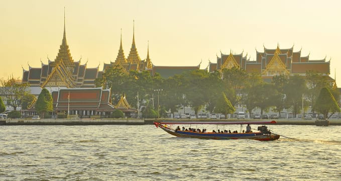 The Grand Palace přes řeku Chao Phraya - https://en.wikipedia.org/wiki/File:%E0%B8%9E%E0%B8%A3%E0%B8%B0%E0%B8%9A%E0%B8%A3%E0%B8%A1%E0%B8%A1%E0%B8%AB%E0%B8%B2%E0%B8%A3%E0%B8%B2%E0%B8%8A%E0%B8%A7%E0%B8%B1%E0%B8%87%E0%B8%A2%E0%B8%B2%E0%B8%A1%E0%B9%80%E0%B8%8A%E0%B9%89%E0%B8%B2.JPG