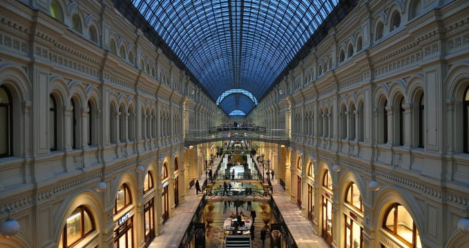 GUM, Moskva - https://commons.wikimedia.org/wiki/File:Moscow_GUM_indoor_gallery.JPG