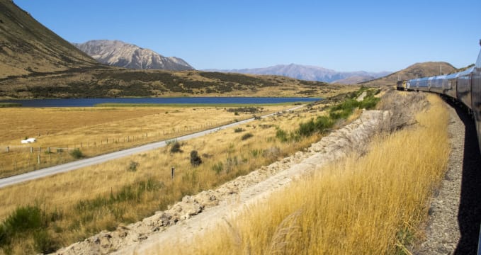 Kiwi rail - https://commons.wikimedia.org/wiki/File:KiwiRail_TranzAlpine.jpg