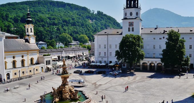 Residentzplatz - https://commons.wikimedia.org/wiki/File:Salzburg_Residenzplatz_7.jpg?uselang=cs