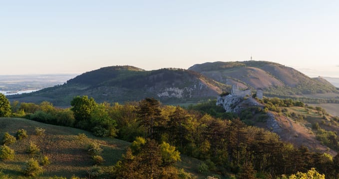 Kopec s vyhlídkou Děvín na Pálavě - https://commons.wikimedia.org/wiki/File:Palava_weinberg_2.JPG