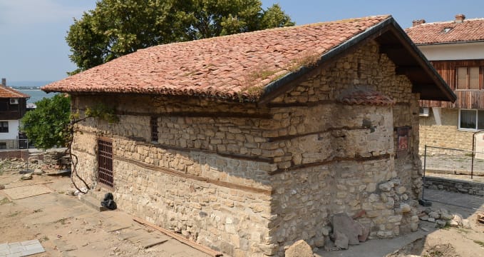 Kostel Sveti Spas - https://en.wikipedia.org/wiki/Church_of_the_Holy_Saviour,_Nesebar#/media/File:Church_of_the_Holy_Saviour,_Nesebar.JPG