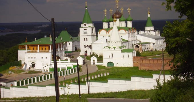 Pečerský klášter - https://commons.wikimedia.org/wiki/File:Nizhny_Novgorod_Pechersky_Monastery.JPG