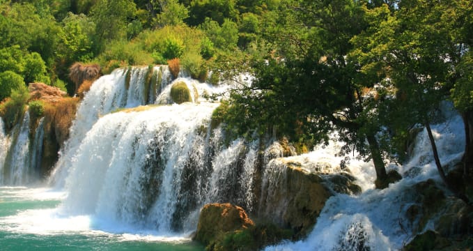 Vodopád Skradinski buk - https://www.flickr.com/photos/klimenko/8007326554/in/photolist-pRELQ6-r7QxTA-dczQig-7Hc47G-pRE1qV-dczTgs-7Hsy8S-dczDdo-7HXuf4-q96Jar-pRE1bX-phuGvr-ftm8NG-QGrE4-QGoEP-pRxcwh-2SJrgV-r7Rn87-oVdvQk-QGtaa-oVcS86-6eoHGa-r7QB6s-qsqjh9-6QqMHj-gomHha-gomFK2-gomUmK-gomgyC-gomEhf-gomnyy-eBG3vz-gomkqW-q8VdoD-dczL6j-gomAzq-dczm4H-dczuHS-r66zeT-dPHqyB-oVd9ZT-oVdwur-qsCxVr-r7RsHW-dPHpQZ-oQprju-fuD7vx-4pAraz-4UgmCk-eBKedN/