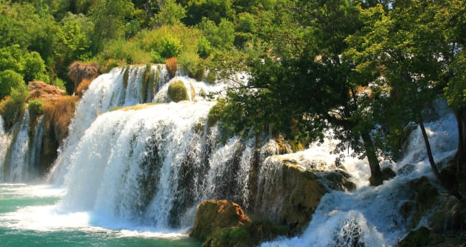 Vodopád Skradinski buk - https://www.flickr.com/photos/klimenko/8007326554/in/photolist-pRELQ6-r7QxTA-dczQig-7Hc47G-pRE1qV-dczTgs-7Hsy8S-dczDdo-7HXuf4-q96Jar-pRE1bX-phuGvr-ftm8NG-QGrE4-QGoEP-pRxcwh-2SJrgV-r7Rn87-oVdvQk-QGtaa-oVcS86-6eoHGa-r7QB6s-qsqjh9-6QqMHj-gomHha-gomFK2-gomUmK-gomgyC-gomEhf-gomnyy-eBG3vz-gomkqW-q8VdoD-dczL6j-gomAzq-dczm4H-dczuHS-r66zeT-dPHqyB-oVd9ZT-oVdwur-qsCxVr-r7RsHW-dPHpQZ-oQprju-fuD7vx-4pAraz-4UgmCk-eBKedN/