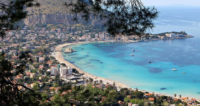 Spiaggia di Mondello  - https://it.wikipedia.org/wiki/Mondello#/media/File:Il_golfo_di_Mondello.jpg