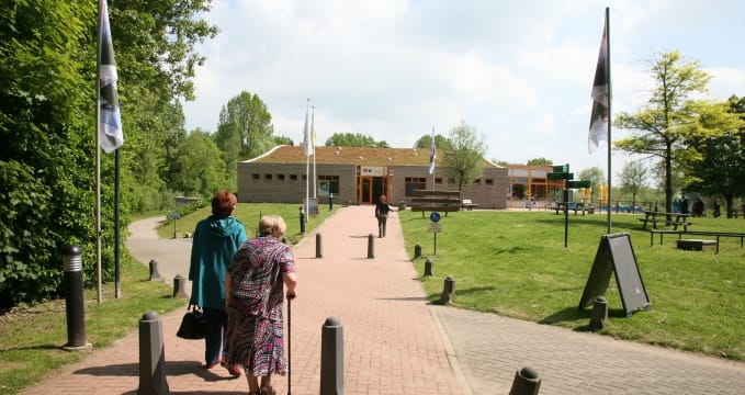 Biesboschcentrum - https://www.flickr.com/photos/bertknot/8139595126/in/photolist-SM2Lje-UaApnJ-p23jPK-rfJBjA-opJsQT-oZWbU1-ri2KW8-prMaJT-dpgy41-P64C3o-dpgxcr-dxpDxA-dpgze1-dpgEnC-oZVRf4-rrSYRb-dPaG2a-npymDM-rSKQuK-dLPGed-pG834Y-ryLsV5-p8mgBq-mPq3Pv-jJemh6-ogYdp1-jJekSP-jJgwEL-dpgD1J-dpgCrY-dpgAZQ-dpgqQg-jJgxqU-jJgx5d-nQs448-nBTRYz-jJempR-nYTssV-fDug9x-qBrX4Q-gPy5fG-rhitBo-rynGhm-rgYpbM-oHrECh-rEbVDU-qZMamq-rEcZNL-rEjMqV-rf8Abp/