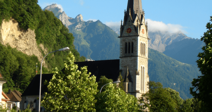 Katedrála svatého Florina - https://commons.wikimedia.org/wiki/File:Church_vaduz.png