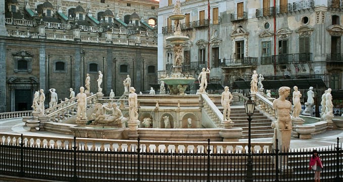 Piazza Pretoria	 - https://commons.wikimedia.org/wiki/File:Palermo-Piazza-Pretoria-bjs2007-02.jpg