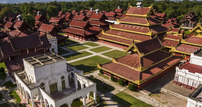 Panoramatický pohled na budovy uvnitř paláce Mandalay - https://www.flickr.com/photos/mossaiq/16990901728/