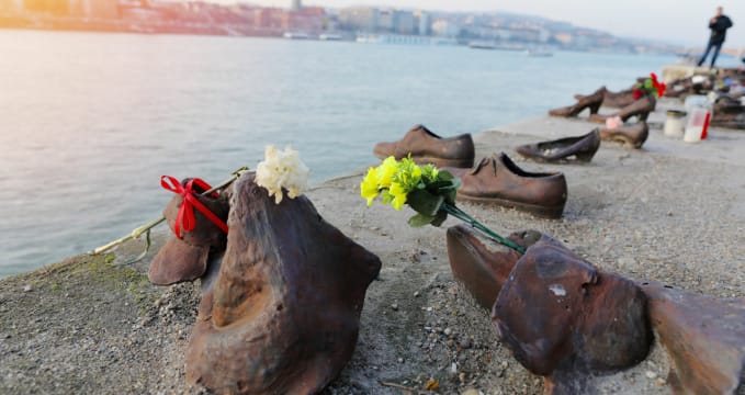 Boty na dunajském nábřeží - památník Židů v Budapešti - https://ccnull.de/foto/jews-memorial-in-budapest-shoes-on-danube-bank/1017579