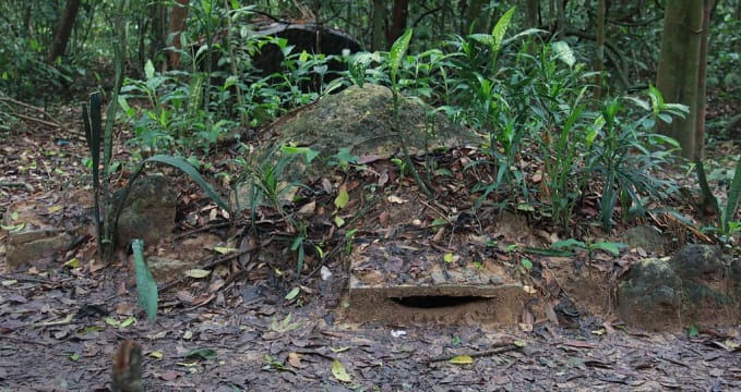 Skryté a zamaskované Cu Chi tunnely - https://vi.wikipedia.org/wiki/T%E1%BA%ADp_tin:W_C%E1%BB%A7_Chi_%C4%90%E1%BB%8Ba_%C4%91%E1%BA%A1o_C%E1%BB%A7_Chi_ng%E1%BB%A5y_trang.JPG