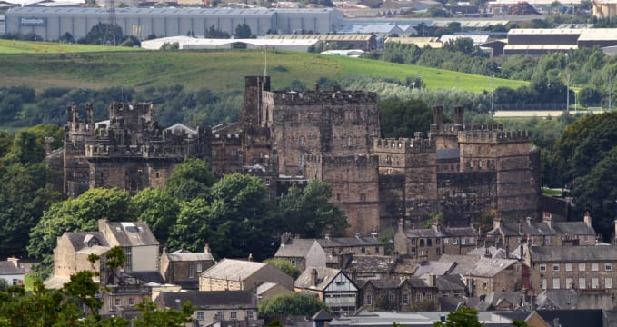 Lancasterský hrad - https://en.wikipedia.org/wiki/Lancaster_Castle#/media/File:Lancaster_Castle_Ashton_Memorial.JPG