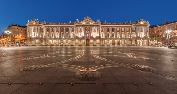 Capitole de Toulouse - https://en.wikipedia.org/wiki/File:Toulouse_Capitole_Night_Wikimedia_Commons.jpg