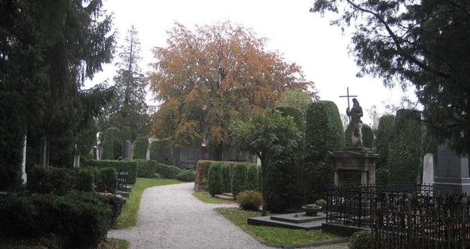 varaždinský hřbitov - https://commons.wikimedia.org/wiki/File:Varazdin_Cementry4,_Croatia.JPG