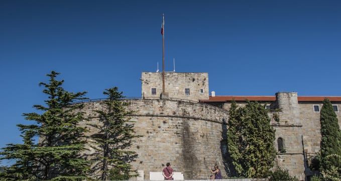 Hrad Castello San Giusto - https://www.flickr.com/photos/panic01/22841554224/in/photolist-ANqWhq-8JkJZj-4ZJvzt-4ZJvac-4ZJv2c-4ZJvrP-58gxUJ-4ZNKZJ-ggwXV-ggwXU-6VFqqm-ggyuy-4ZJvTc-6YDomj-obHASq-8zjBRf-4ZJwkx-8zgq7g-8zgqZD-4ZNK3G-8zjyPj-riLuau-8zgtgZ-4ZJvj4-8zjxDE-8zgssz-8zgs1e-8zjB6N-8zjzLu-nHsyGr-8zjxhA-8zgrGF-8zgpGz-4ZNLaf-8zgsfg-8zjBoJ-8zgow6-6jZtZU-8zjx5N-pgxHVi-4ZNLt5-4ZJwVc-8zgoh8-4ZNKr5-4ZNKRY-6nZyLz-58tMsq-58pzPT-bke8Jo-dAzySh