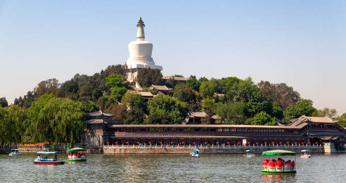 Park Pej-chaj - https://en.wikipedia.org/wiki/Beihai_Park#/media/File:Beihai_park,_beijing,_china.jpg