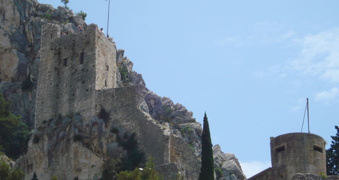 Pevnost Mirabella - https://commons.wikimedia.org/wiki/File:Mirabela_Fortress_(Peovica)_in_Omi%C5%A1_-_sjeverozapad.jpg?uselang=cs