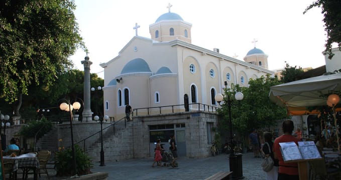 Katedrála města Kos  - https://commons.wikimedia.org/wiki/File:Kos_church_1.jpg 