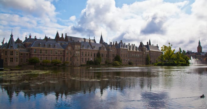 Binnenhof - https://www.flickr.com/photos/transtek/9466177234/in/photolist-fo422b-aZMG8P-bpZq9V-fquCGj-dGRn3V-T2Q2xu-3NkPL-hH8Vc9-2XUZkz-L6eAqG-qSzv3-ixcVrm-fSUjHh-3NkVB-eThZR4-25aoh-bEvKj2-6MgsrB-ah22Zk-6xUUVR-LAQe3-3NpKJ-fyCFA-2gutv5-3NpGD-V5pbH3-omHoyp-btNCk3-fSV1RM-eb8mJD-2gpSRz-7wwDAL-fSVVLn-eb8ny2-2guyWE-eb8pft-4ZH6WQ-kBDXM-w1GcP-9KTdZn-3NpeK-osxPwH-4b9eB4-9KUvCY-7mWV8d-dLgtNn-hXG1R-a5bUBW-7wsPCc-D6Uyb