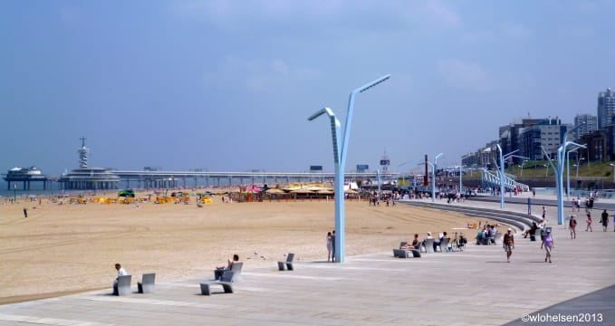 Pláž Scheveningen - https://www.flickr.com/photos/benidormone/9231725959/in/photolist-f4M1uX-9kRHgg-f52cMC-dwqKSq-8Vtnuq-8VtmSf-4iYD9R-8Vqjk8-8VqjWF-8VtmLU-8VtmzJ-8VtnGQ-8VtnTG-8VtmD9-es5fPm-8vStxP-98NEq7-98Kw4F-f4M1sa-es5n19-f52bto-es4jJS-f4LW2n-2JZ8bL-er85cK-es4heE-es5iHJ-f52eC9-f52cSw-er8b4V-4iYDYp-4pmSy5-chHoRN-dtzdSD-dtyyjF-dtETkQ-c3NzF5-FyEZWc-dtyfpK-dtzCne-dtybva-r1hoYj-8vVy4d-er7Zze-8VqinB-99cctu-er89Qc-es4j39-s49Po-es4xn3