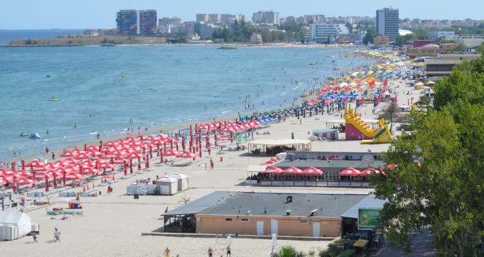 Mamaia - https://commons.wikimedia.org/wiki/File:Mamaia_Beach_%28September_2013%29.JPG