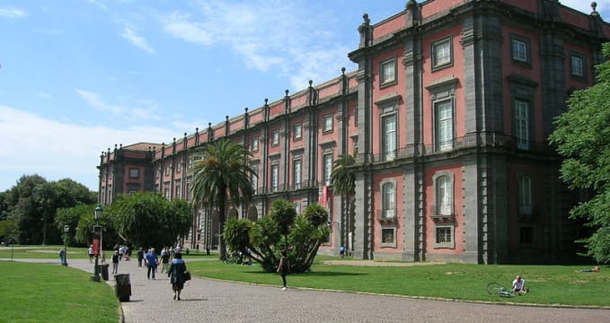 Národní galerie Capodimonte - https://it.wikipedia.org/wiki/Museo_nazionale_di_Capodimonte#/media/File:Reggia_di_Capodimonte_1.JPG