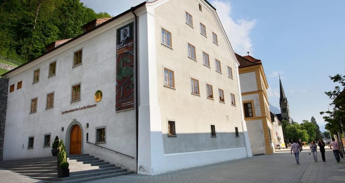 Národní muzeum - https://de.wikipedia.org/wiki/Liechtensteinisches_Landesmuseum#/media/File:Landesmuseum_Vaduz.jpg