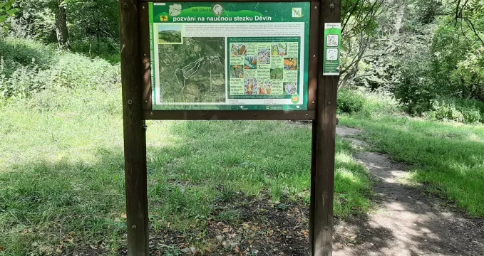 Informační panel naučné stezky Děvín - https://www.mikulov.cz/obcan/naucne-stezky/39/naucna-stezka-devin