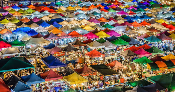 Ratchada Train Night Market v Bangkoku - https://commons.wikimedia.org/wiki/File:Train_Night_Market_Ratchada_(34079339800).jpg