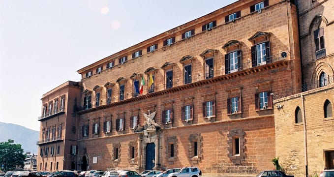 Palazzo Dei Normanni  - https://it.wikipedia.org/wiki/Palazzo_dei_Normanni#/media/File:Palermo-Castle-bjs-1.jpg