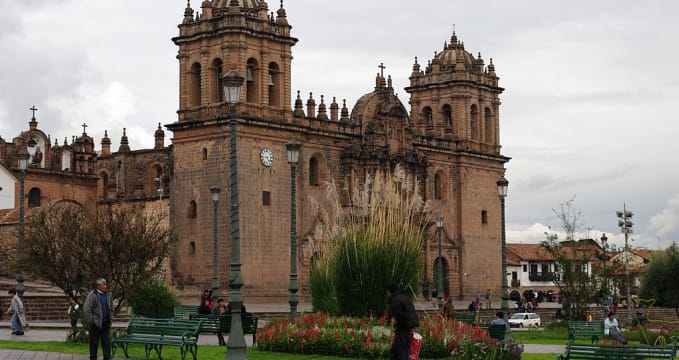 Katedrála na Plaza de Armas - https://commons.wikimedia.org/wiki/File:Cusco,_Peru.jpg