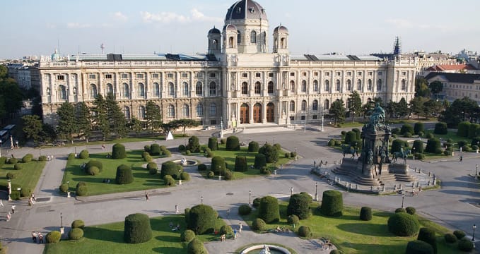 Uměleckohistorické muzeum - https://commons.wikimedia.org/wiki/File:Vienna_-_View_of_Maria_Theresien-Platz_and_the_Kunsthistorisches_Museum_-_6291.jpg