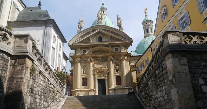 Mauzoleum Ferdinanda II. - https://commons.wikimedia.org/wiki/Category:Katharinenkirche_und_Mausoleum,_Graz?uselang=cs#/media/File:Graz_Katharinenkirche_Front_2.JPG