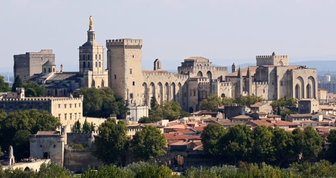 Papežský palác - https://en.wikipedia.org/wiki/File:Avignon,_Palais_des_Papes_depuis_Tour_Philippe_le_Bel_by_JM_Rosier.jpg