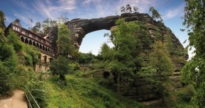 Pravčická brána - https://www.flickr.com/photos/gravitat-off/6054054239/in/photolist-adYBpv-adWjAZ-adQTj2-ae1sgN-oUeQZX-adSN8Y-pbJfuP-9YyM6n-9YCmHW-9YCudE-9YyXXn-HLytCE-9YxqKe-9YChpJ-9YAB8o-9YBDHS-GyeHRN-GSnf7g-4ZByz8-9YAEYA-9YCsw7-9YzBXP-9Yz3uM-9Yybt2-9Yzud4-9Yxu6n-9YAJYA-9YCfyE-9YyjX6-rdsnsb-9YyW6n-9YBa5J-9YxSCa-9YoFJz-9YCqPG-9YAZkj-9YBBnS-9YBjgy-9YAmzG-9Yy1Gc-9YBNFb-9YBn5J-QqzaAz-q7ZtHT-9YBv6N-9YANT5/
