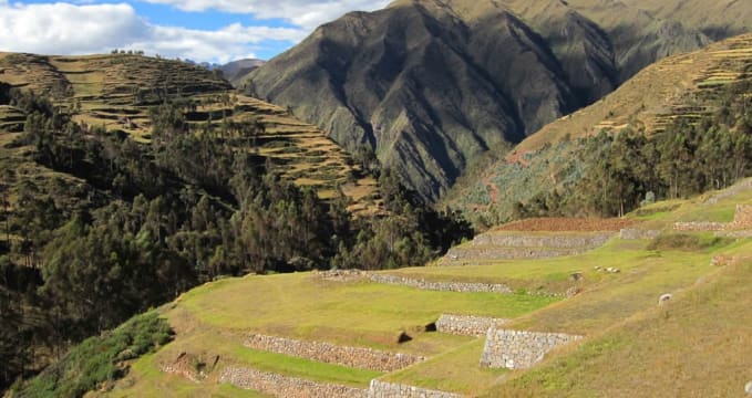 Terasy v Chincheru - https://commons.wikimedia.org/wiki/File:Terraces_at_Chincero_(7914099066).jpg