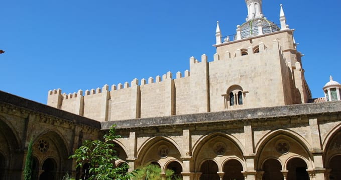 Katedrála Se Velha - https://commons.wikimedia.org/wiki/File:S%C3%A9_Velha_de_Coimbra_-_Claustro.jpg