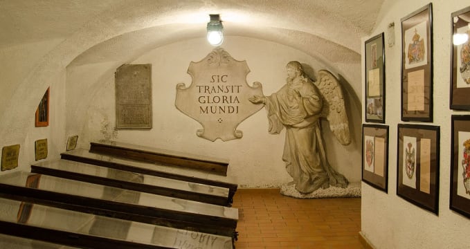 Krypta - https://commons.wikimedia.org/wiki/File:Capuchin_Crypt_in_Brno_2013h.jpg