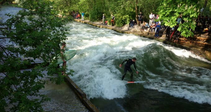 Surfování na řece Eisbach - 