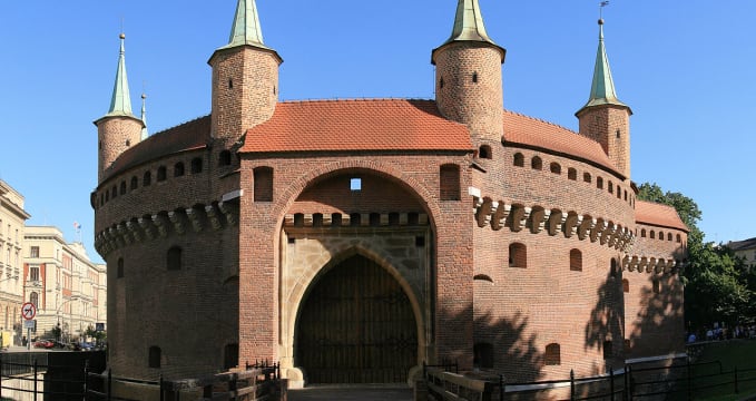 Barbakán - https://commons.wikimedia.org/wiki/File:Krakow_Barbakan_G74.jpg?uselang=cs