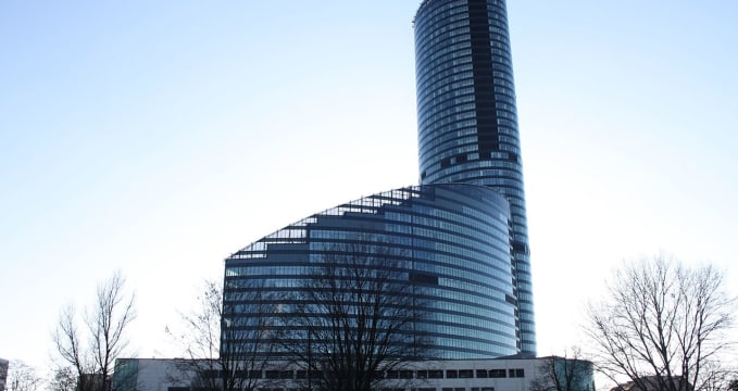 Skytower - https://commons.wikimedia.org/wiki/File:Sky_Tower_Wroclaw.JPG?uselang=cs